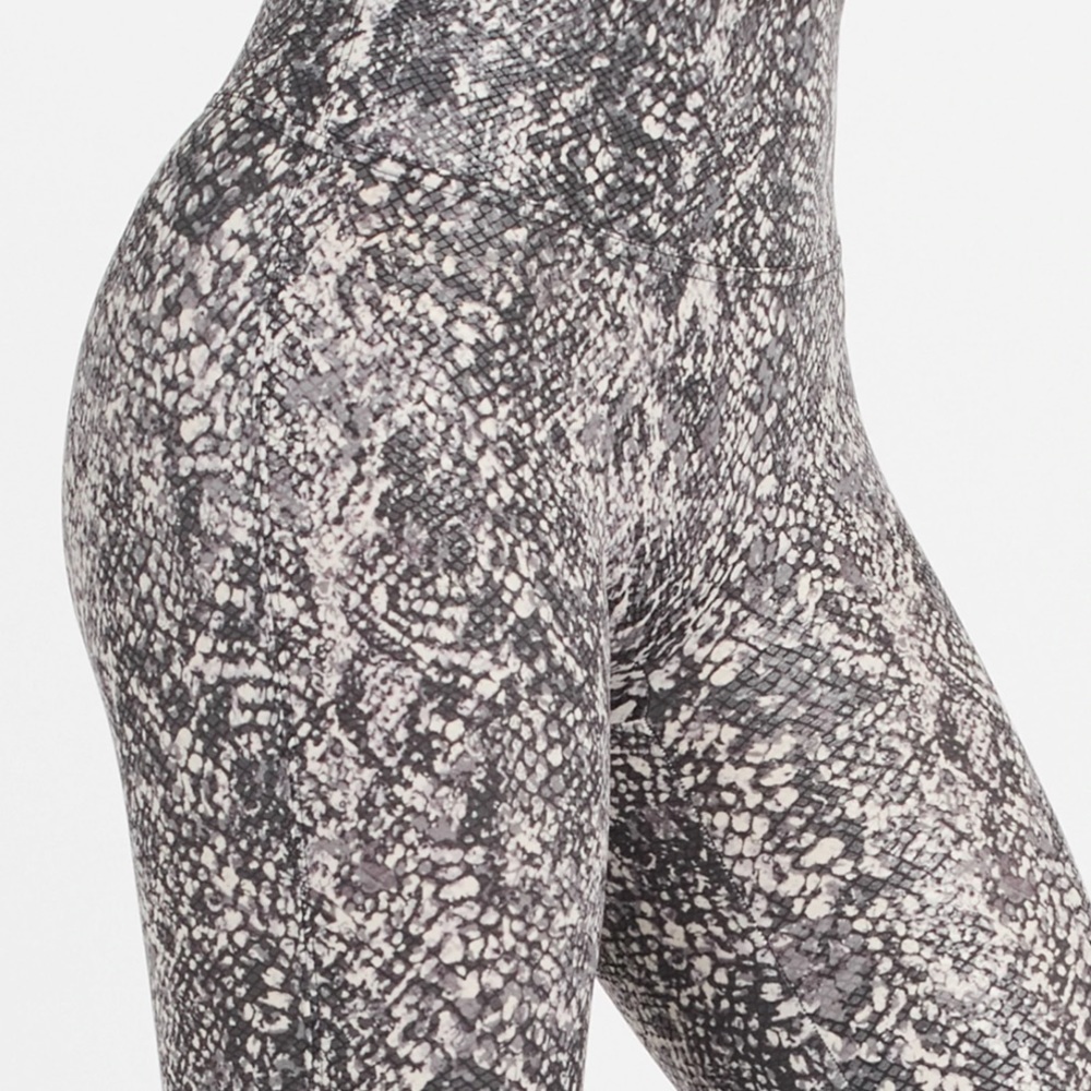 SPANX NWT FAUX LEATHER SNAKE SHINE LEGGINGS GRAY WHITE - Picture 3 of 12